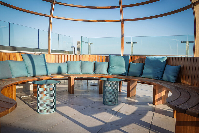 Lounge am Rooftop Pool | Maritim Hotel Amelia Albena Resort