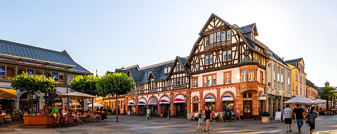 Belebter Marktplatz in der Altstadt von Bad Homburg mit historischen Fachwerkhäusern und Außengastronomie.