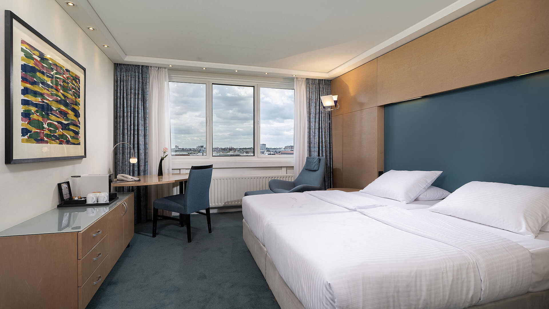 Superior Zimmer mit Doppelbett, Schreibtisch, Sessel und weitem Blick über Berlin im Maritim proArte Hotel