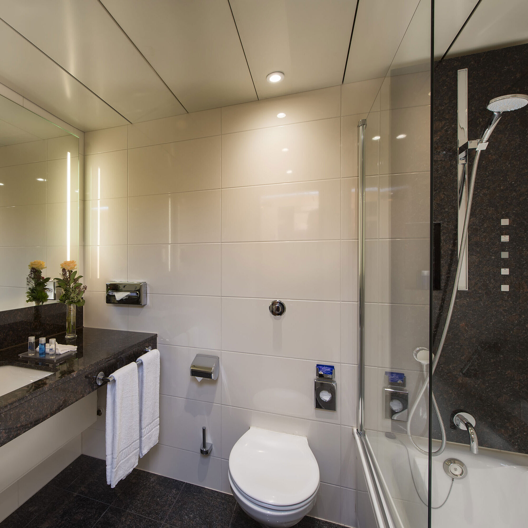 Geräumiges Bad mit Dusche, WC, Spiegel und Granitwaschtisch im Maritim Hotel Stuttgart