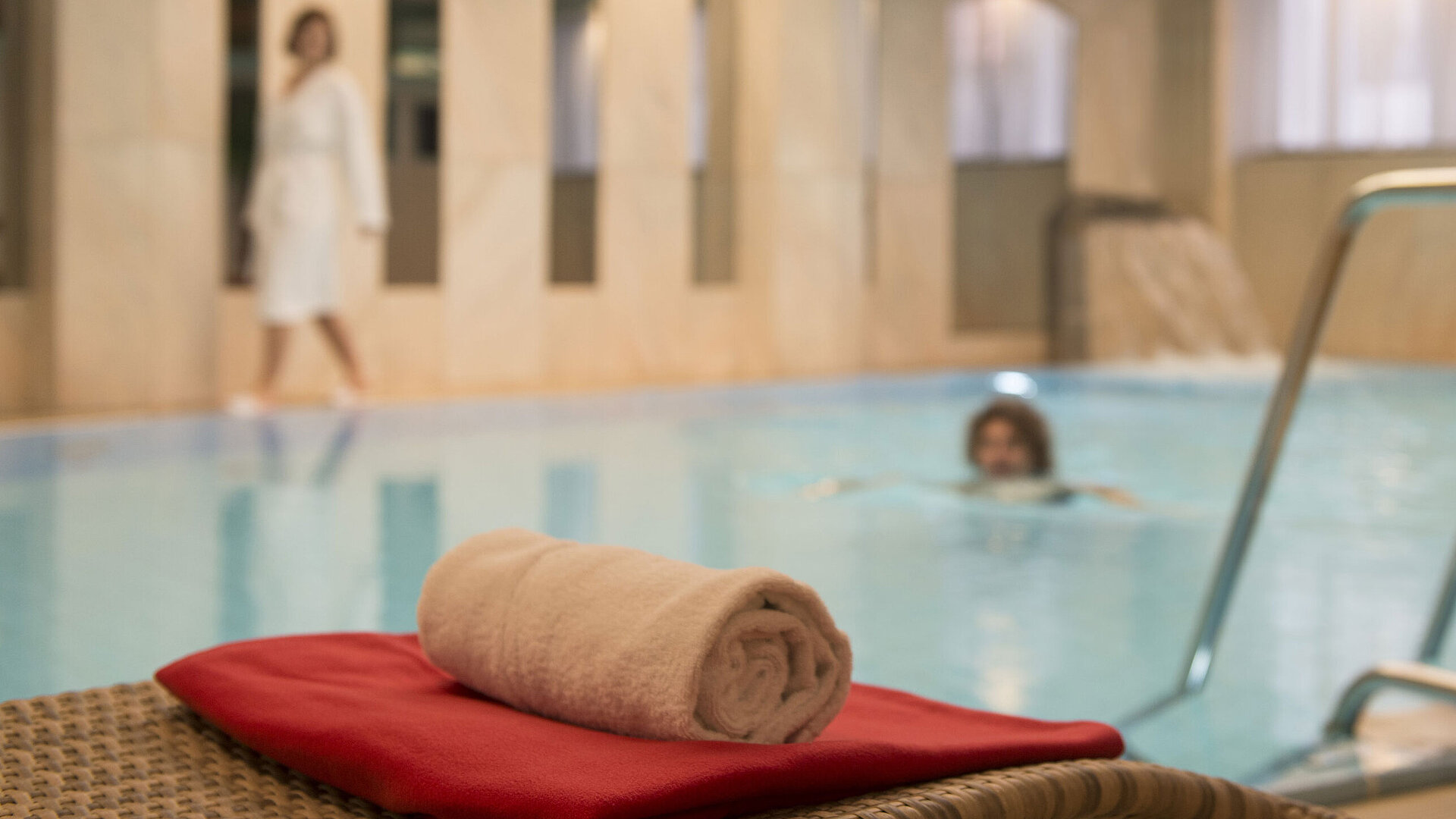 Schwimmbad Handtuch am Pool im Wellnessbereich des Maritim Hotel Stuttgart, Gäste genießen das Schwimmen