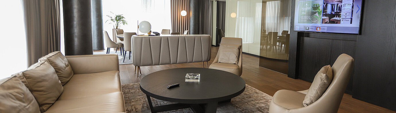 Eleganter Loungebereich mit Ledersofas und Sessel im Maritim Hotel Plaza Tirana