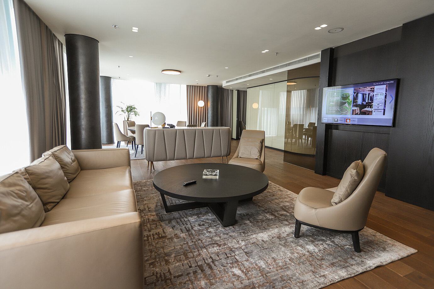 Eleganter Loungebereich mit Ledersofas und Sessel im Maritim Hotel Plaza Tirana