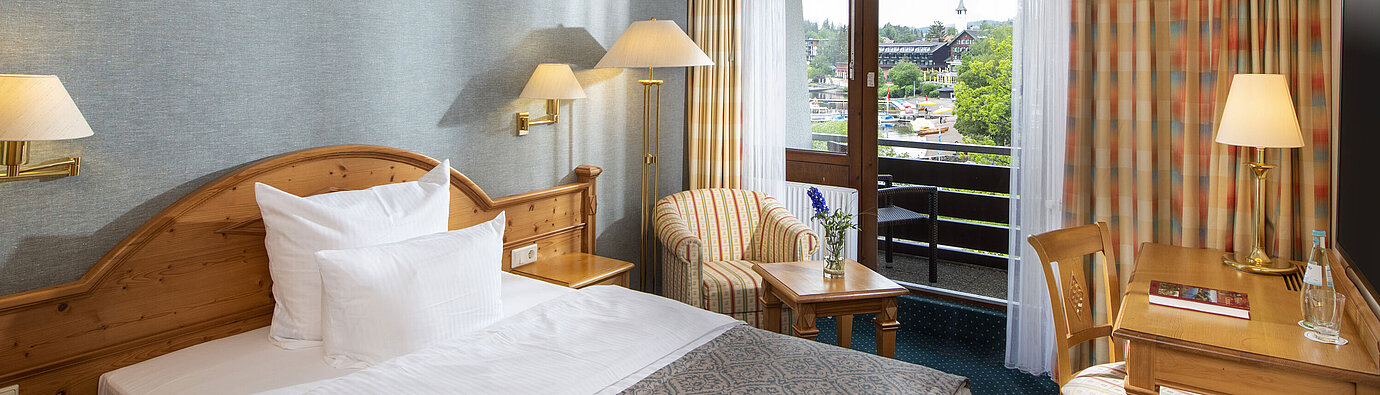 Superior Zimmer Einzelzimmer im Maritim TitiseeHotel mit Balkon und Blick auf Titisee und Dorf