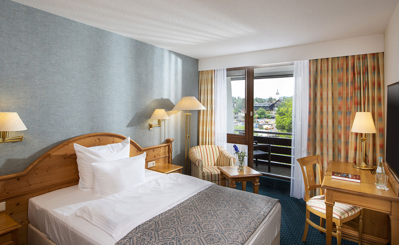Einzelzimmer im Maritim TitiseeHotel mit Balkon und Blick auf Titisee und Dorf