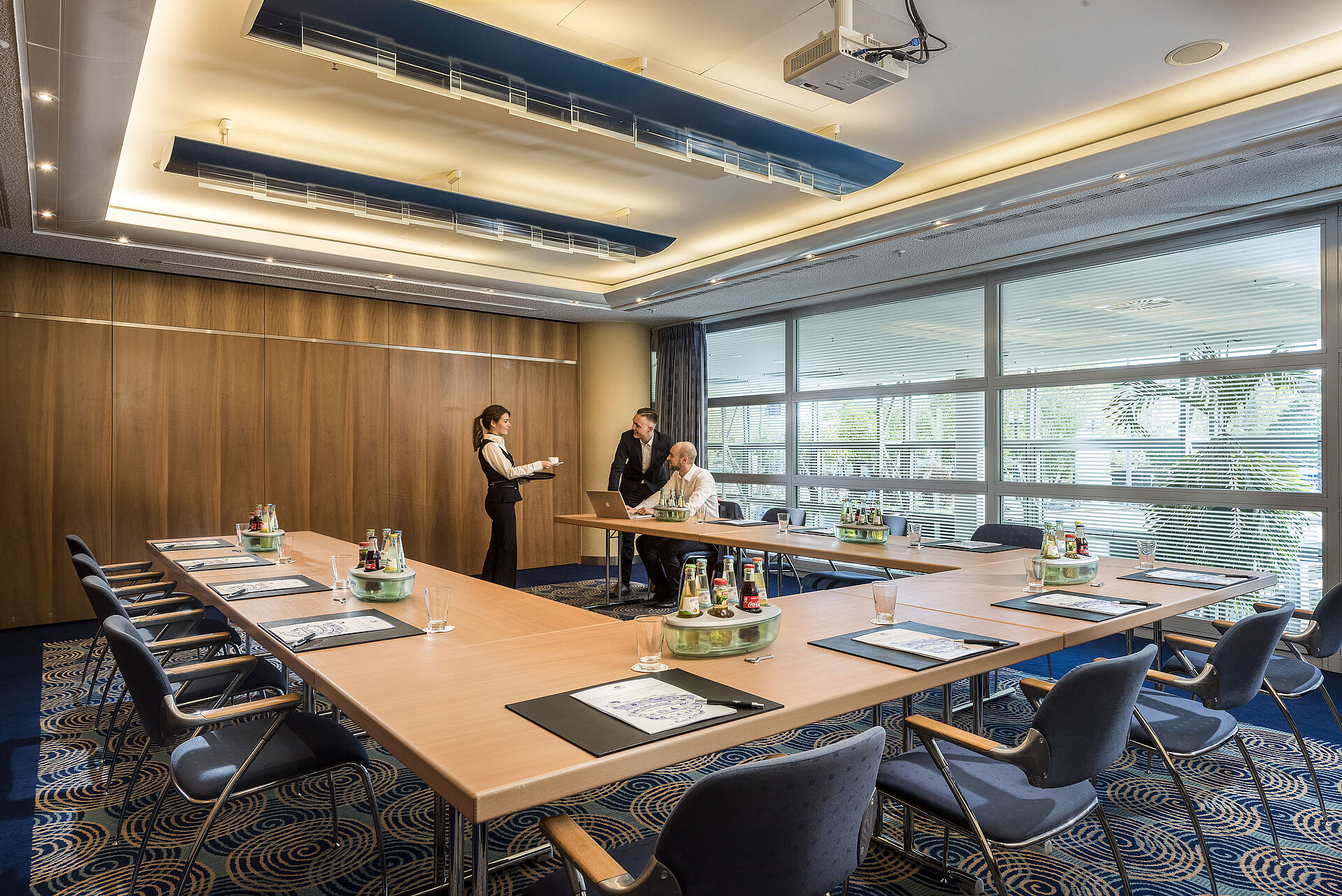 Meeting im kleinen Tagungsraum des Maritim Hotel Frankfurt mit U-Bestuhlung, Tageslicht und Service durch eine Mitarbeiterin.