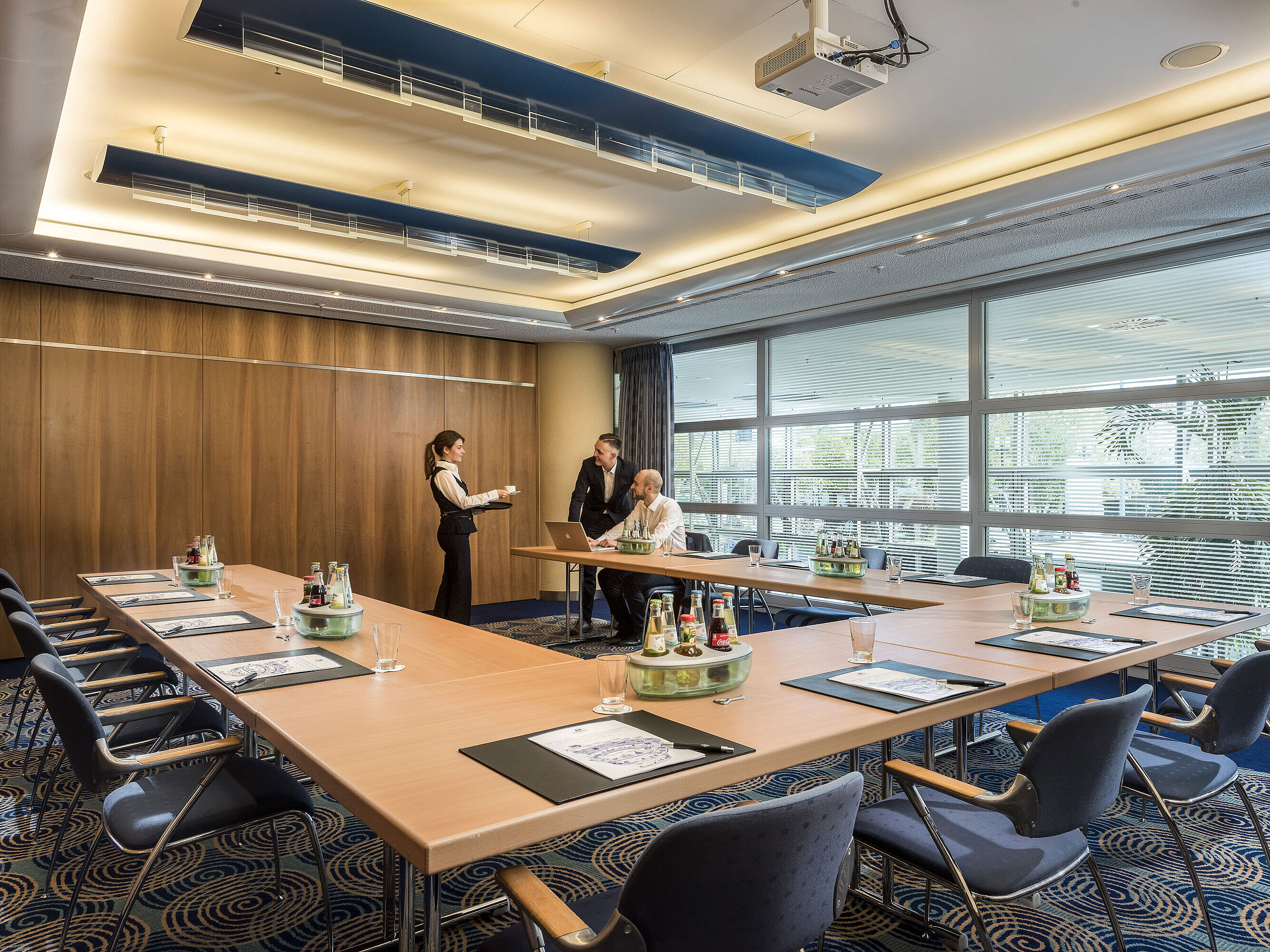 Meeting im kleinen Tagungsraum des Maritim Hotel Frankfurt mit U-Bestuhlung, Tageslicht und Service durch eine Mitarbeiterin.