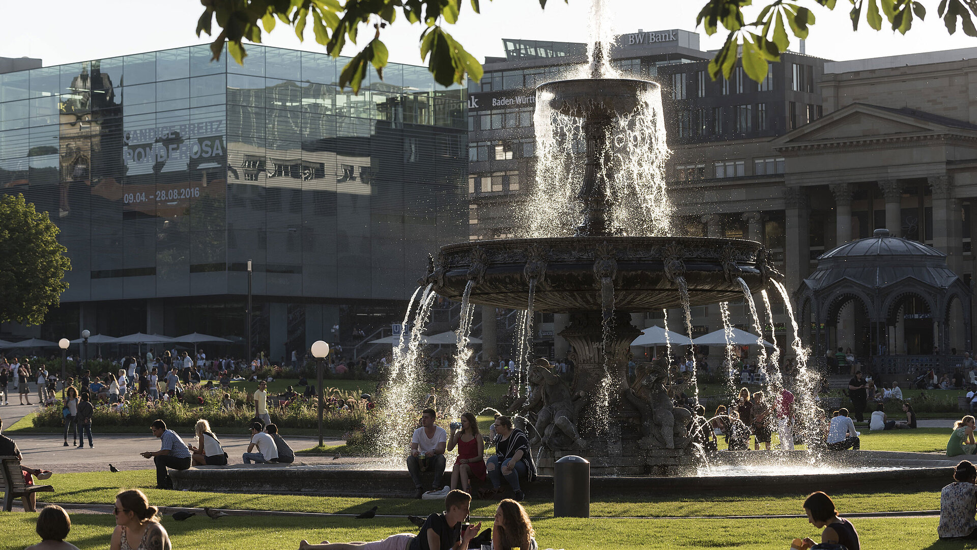 Brunnen am Schlossplatz Menschen genießen die Abendsonne am Brunnen auf dem belebten Schlossplatz in Stuttgart