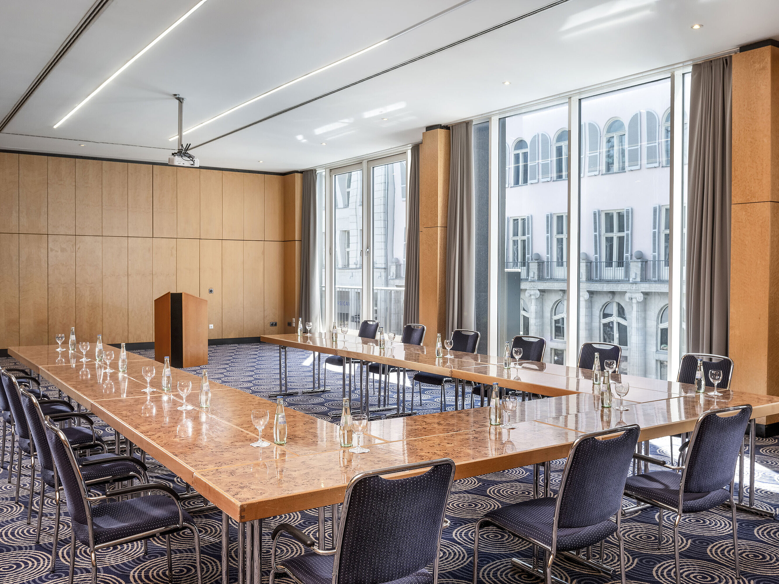 Konferenzraum Salon II im Maritim proArte Hotel Berlin, großer U-förmiger Tisch mit Blick nach draußen.