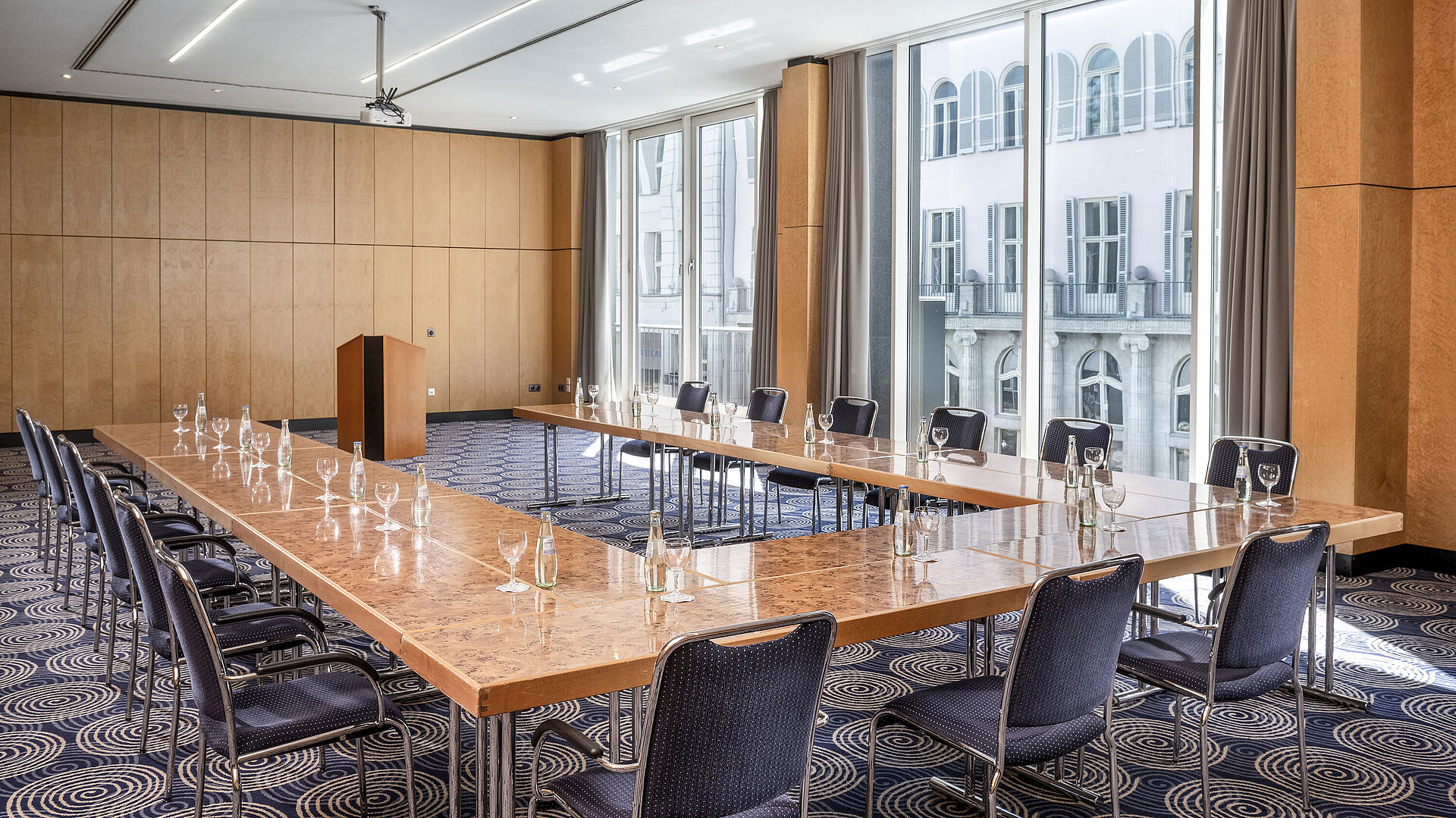 Konferenzraum Salon II im Maritim proArte Hotel Berlin, großer U-förmiger Tisch mit Blick nach draußen.