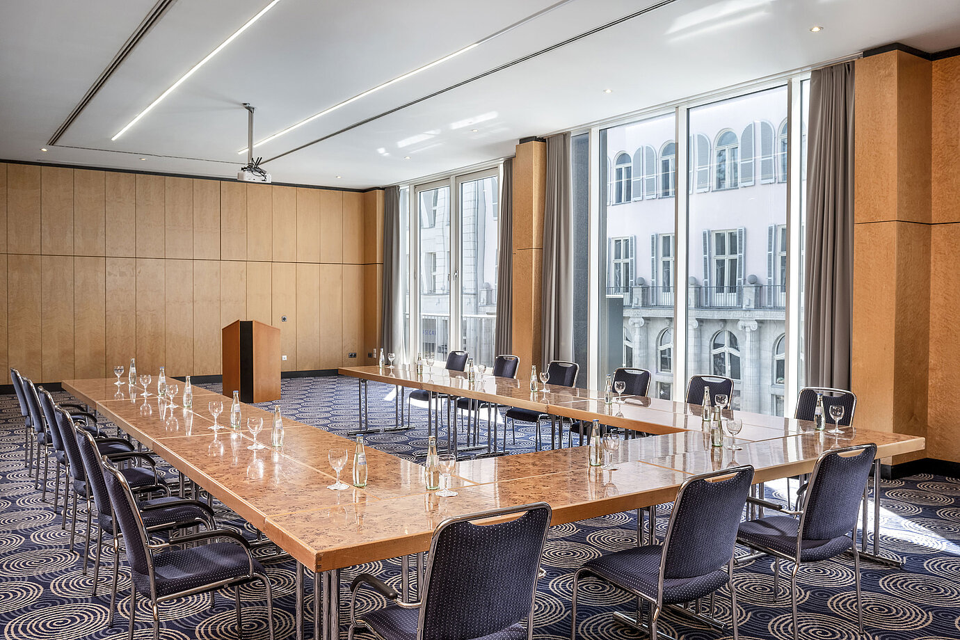 Konferenzraum Salon II im Maritim proArte Hotel Berlin, großer U-förmiger Tisch mit Blick nach draußen.
