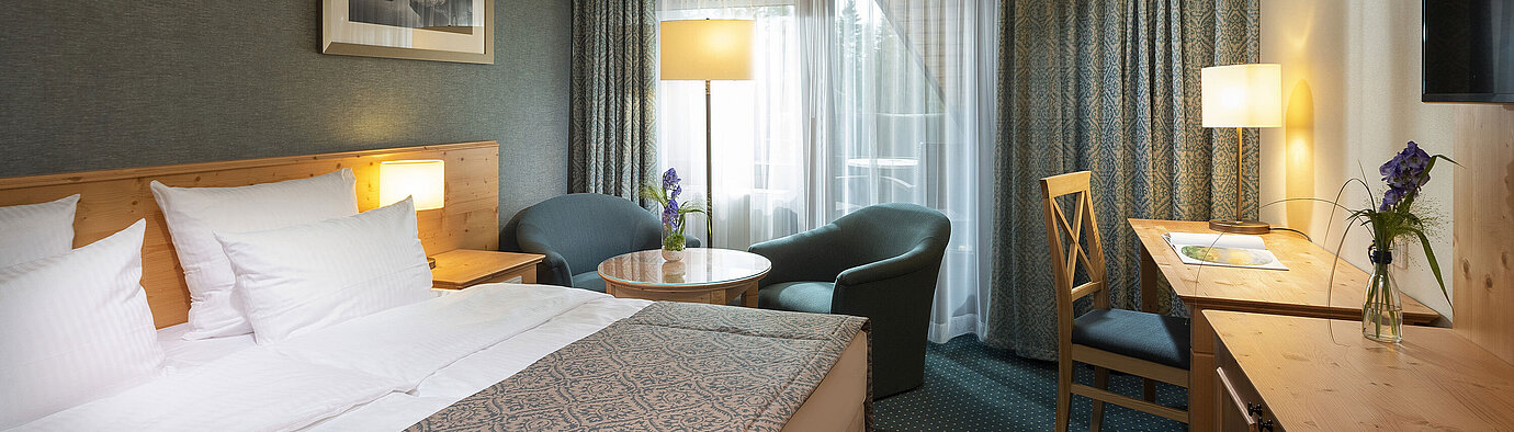 Gemütliches Doppelzimmer mit Schreibtisch und Sitzecke im Maritim Hotel Titisee