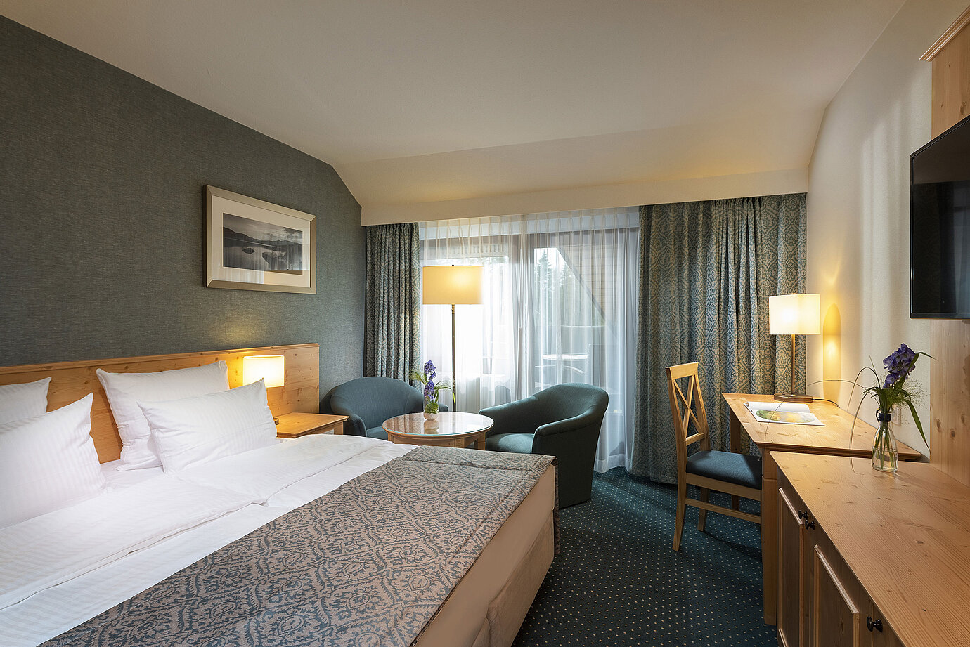 Gemütliches Doppelzimmer mit Schreibtisch und Sitzecke im Maritim Hotel Titisee