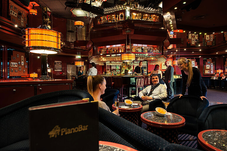 Gäste genießen die Atmosphäre in der Pianobar des Maritim Hotels Magdeburg.
