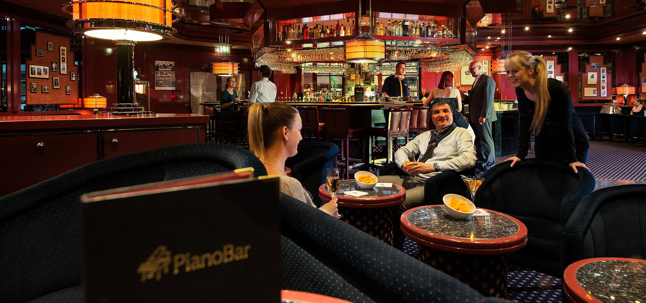 Gäste genießen die Atmosphäre in der Pianobar des Maritim Hotels Magdeburg.