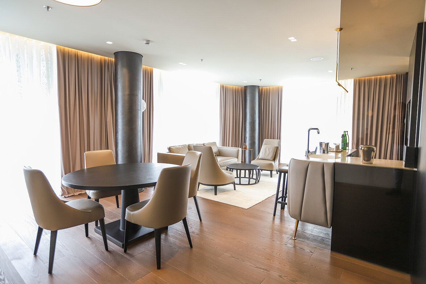 Moderne Suite mit Lounge-Bereich und Esstisch im Maritim Hotel Plaza Tirana