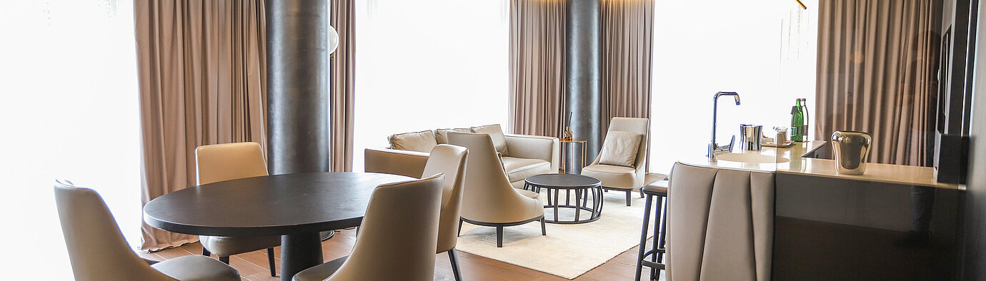 Moderne Suite mit Lounge-Bereich und Esstisch im Maritim Hotel Plaza Tirana