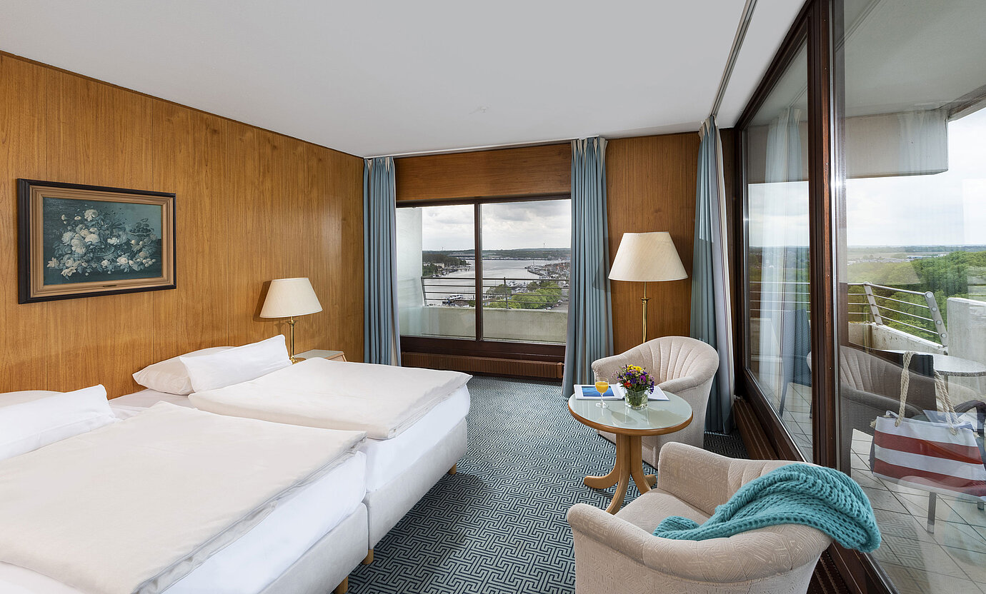 Doppelzimmer mit Panoramafenstern und Blick auf den Hafen von Travemünde im Maritim Hotel