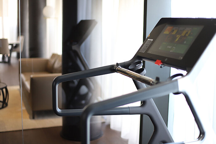 Hochmodernes Laufband in privatem Fitnessraum mit Spiegelwand im Maritim Hotel Plaza Tirana