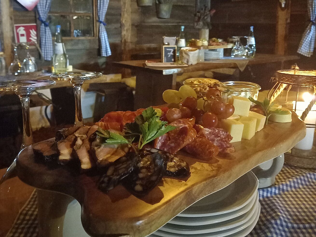 Herzhaft belegte Brotzeitplatte mit Wurst, Käse, Trauben und Dips in der Maritim Alm Stuttgart
