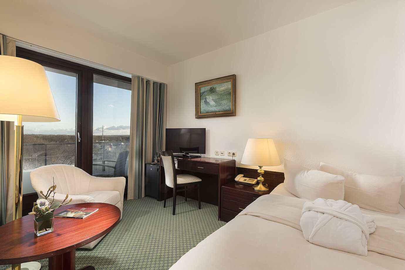 Helles Classic Zimmer im Maritim Seehotel Timmendorfer Strand mit Balkon, Schreibtisch und gemütlicher Sitzecke, Meerblick.