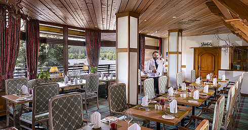 Freundlicher Service im Restaurant mit Blick auf den Titisee im Maritim Hotel