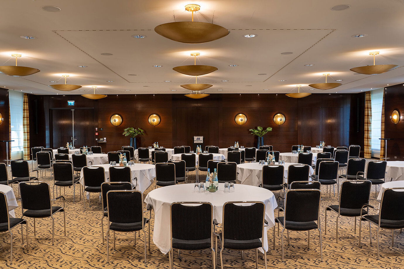 Tagungsraum mit runden Tischen und moderner Ausstattung im Maritim Hotel Düsseldorf