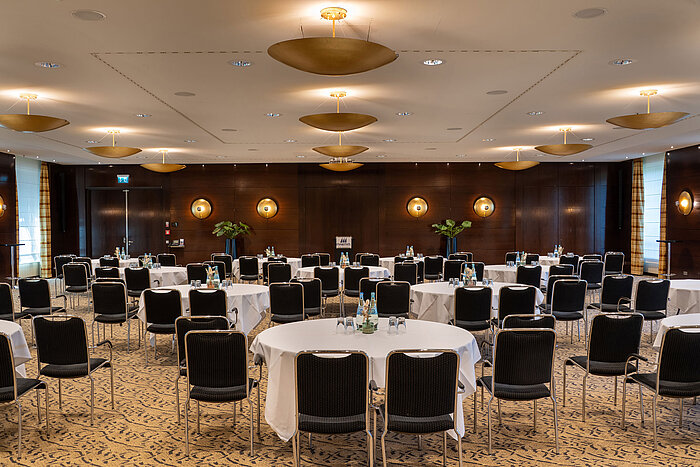 Tagungsraum mit runden Tischen und moderner Ausstattung im Maritim Hotel Düsseldorf