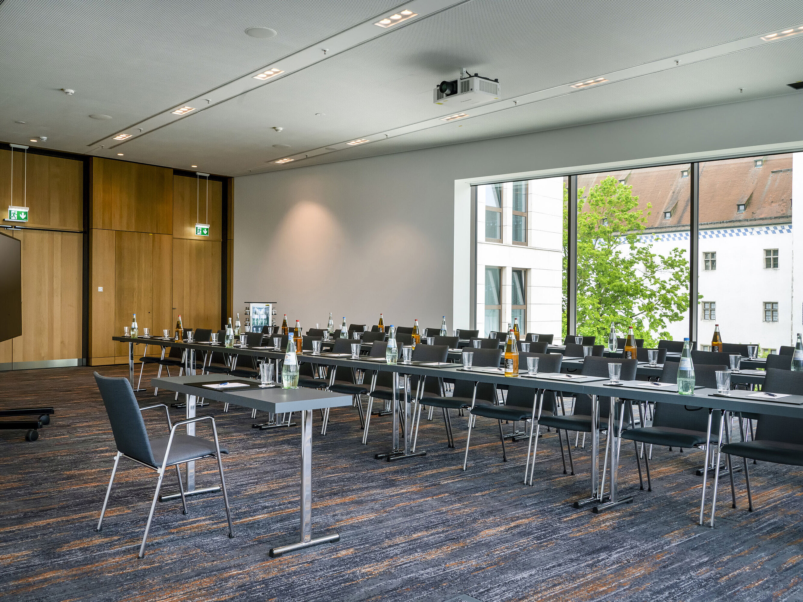 Heller Tagungsraum im Maritim Hotel Ingolstadt mit moderner Ausstattung und Ausblick.