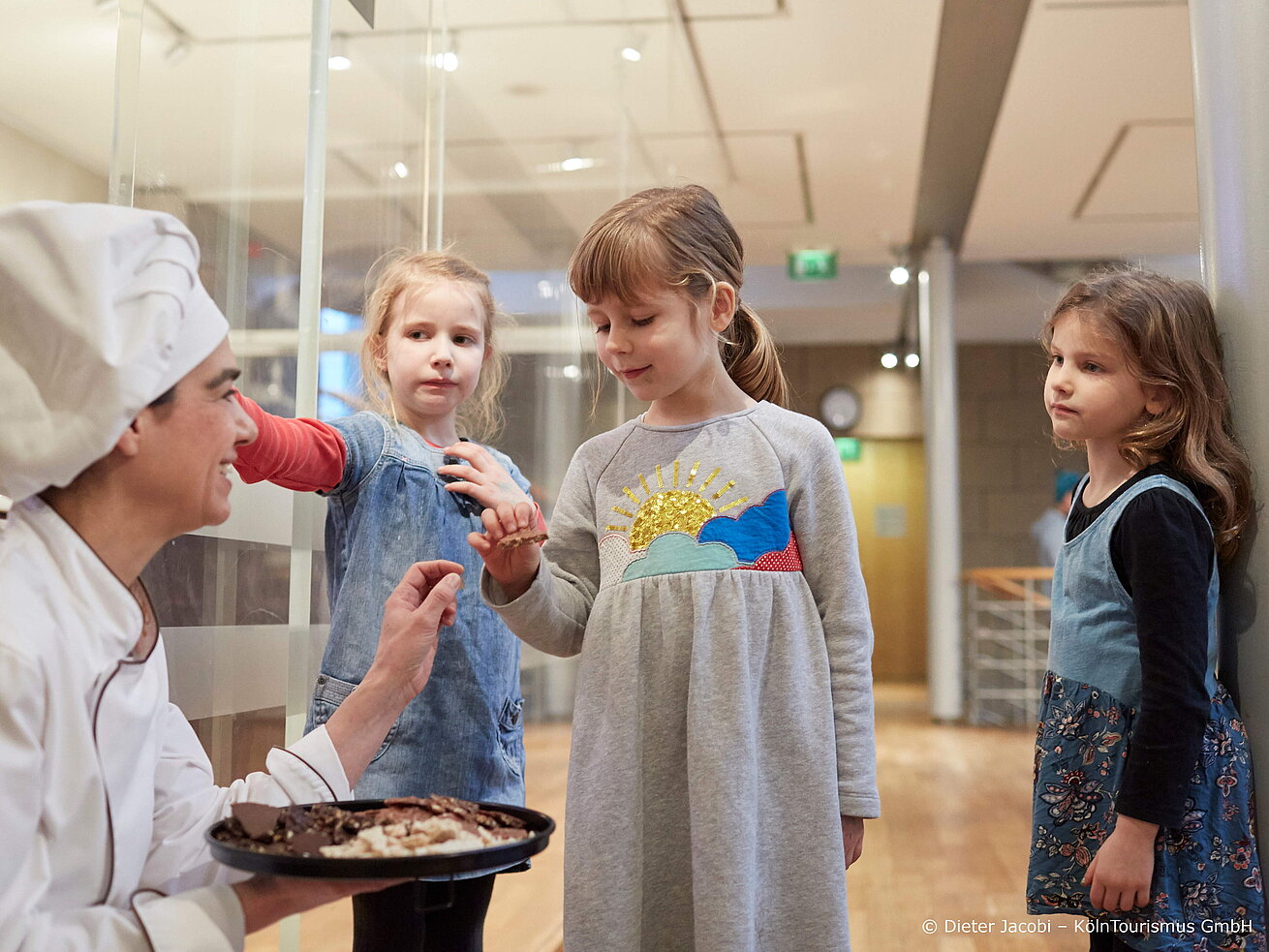 Schokoladenmuseum Kinder probieren Süßigkeiten in Schokoladenmuseum