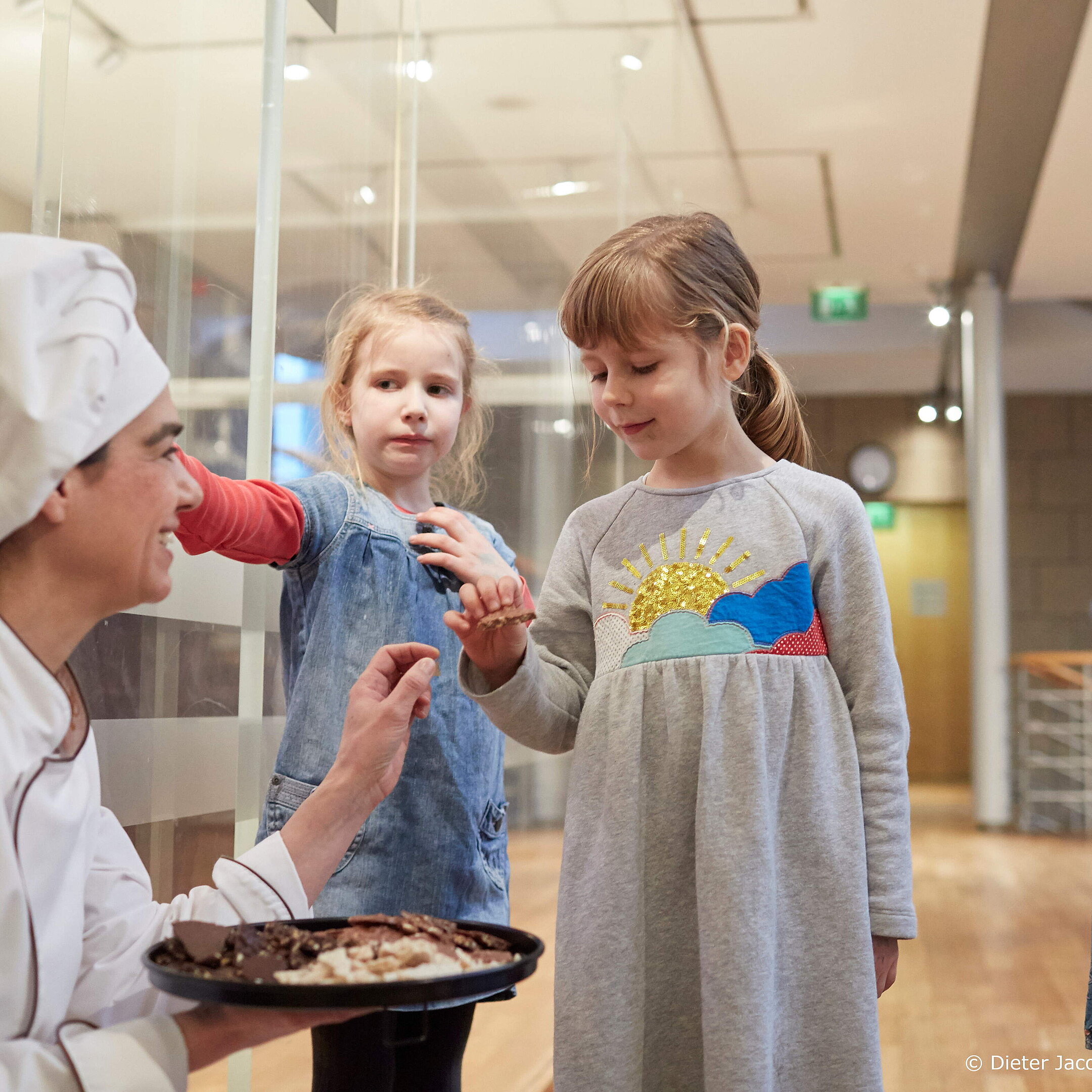 Schokoladenmuseum Kinder probieren Süßigkeiten in Schokoladenmuseum