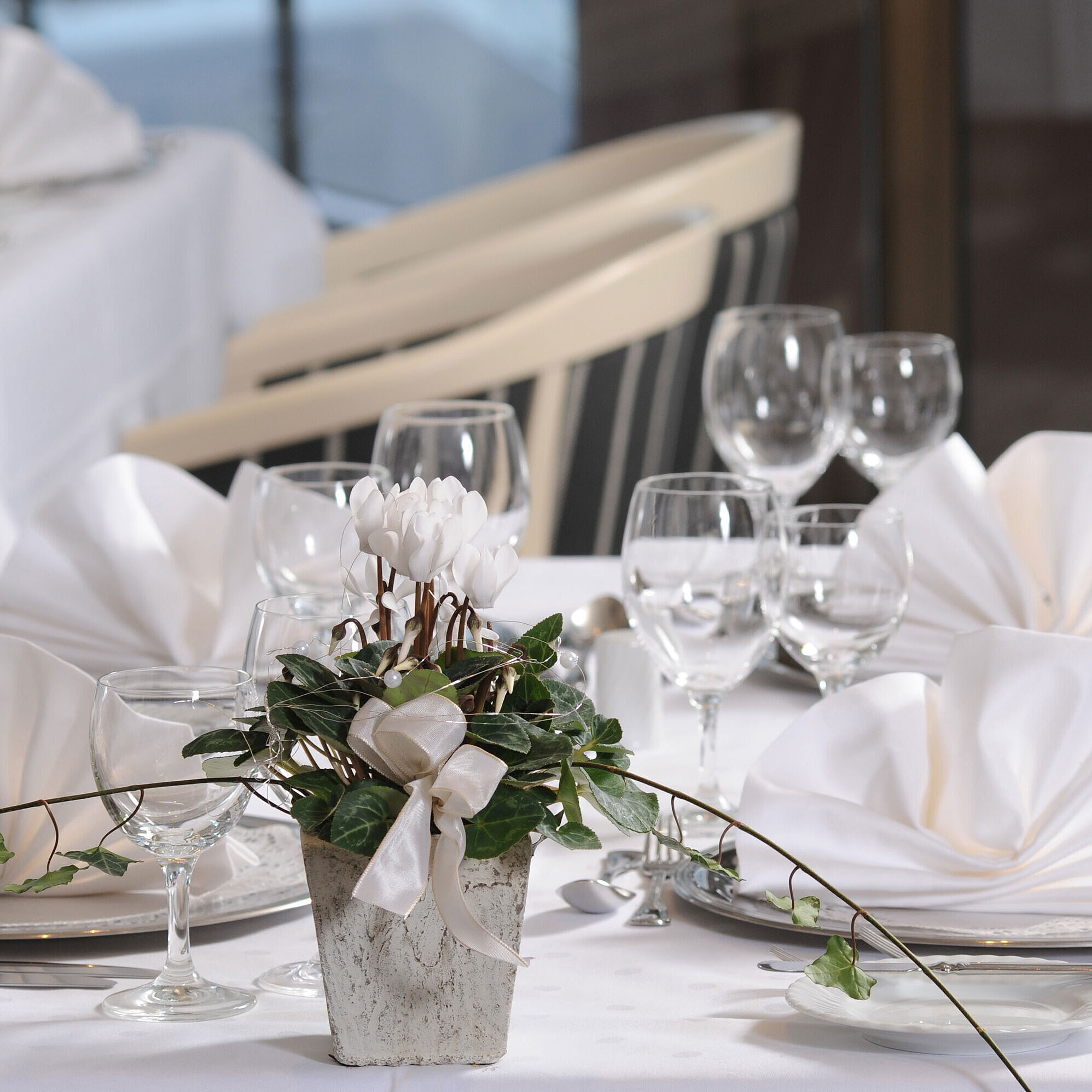 Elegant gedeckter Tisch für Veranstaltungen im Maritim Hotel Bad Homburg.