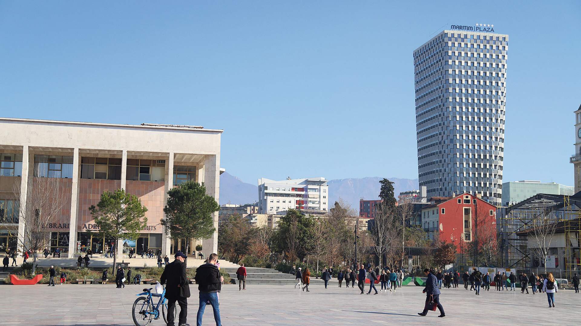 Außenansicht Weitwinkelansicht des Skanderbeg-Platzes mit dem Maritim Hotel Plaza Tirana und Bergen im Hintergrund
