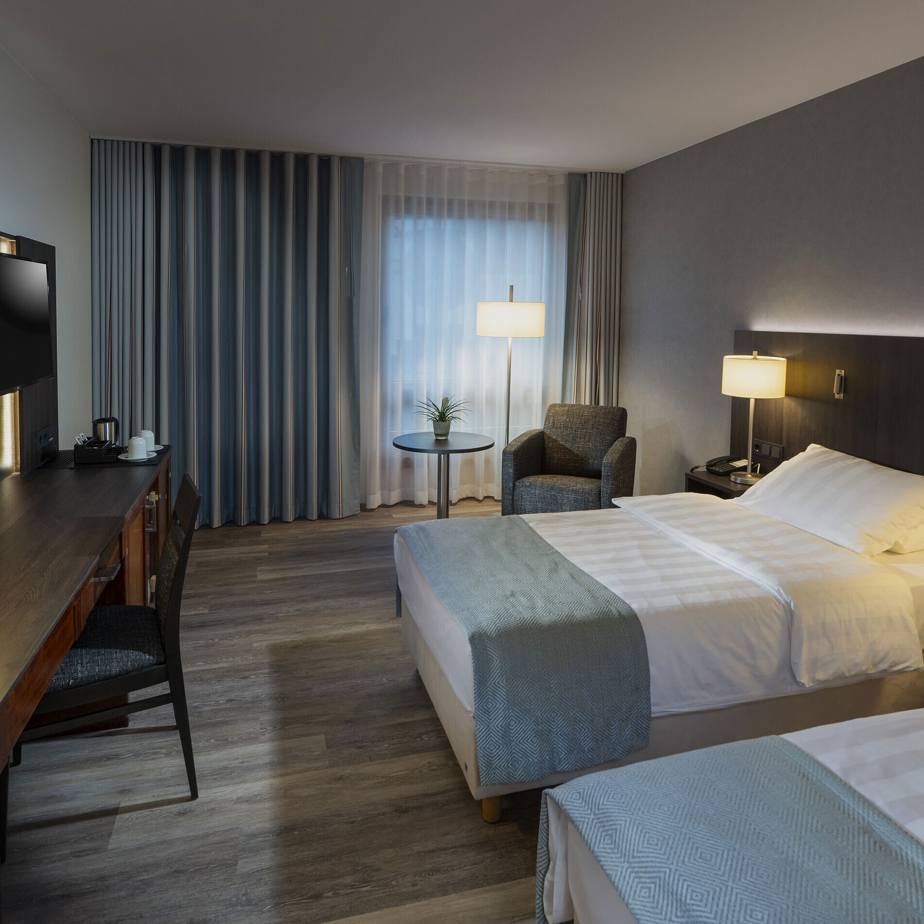 Comfort Twinzimmer Komfortables Twin-Zimmer im Maritim Hotel Bremen mit zwei Einzelbetten, gemütlicher Sitzecke und modernem Ambiente.