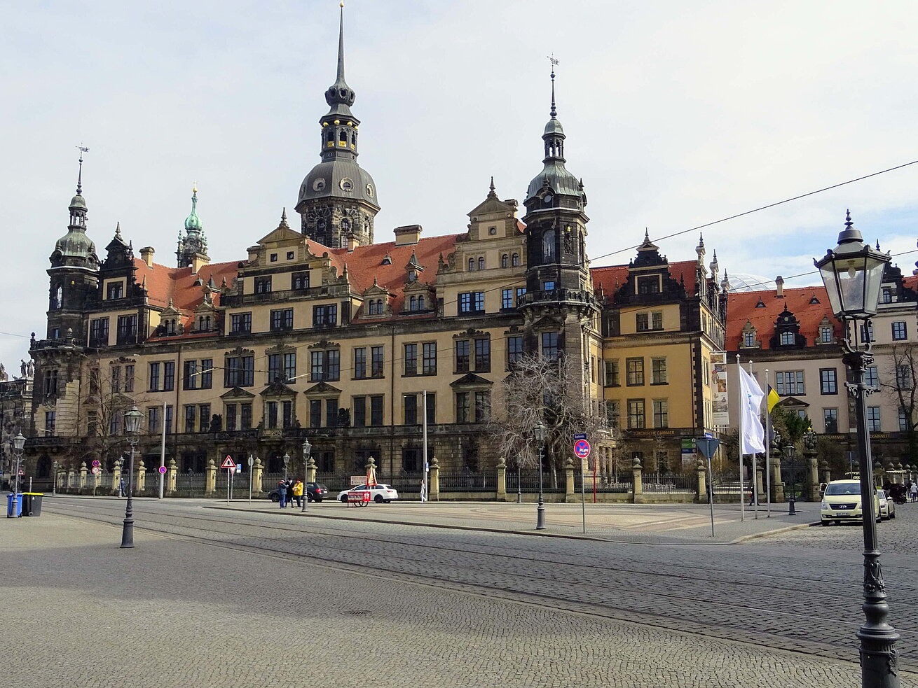 Grünes Gewölbe im Residenzschloss Dresden Residenzschloss Dresden mit dem Grünen Gewölbe in der historischen Altstadt