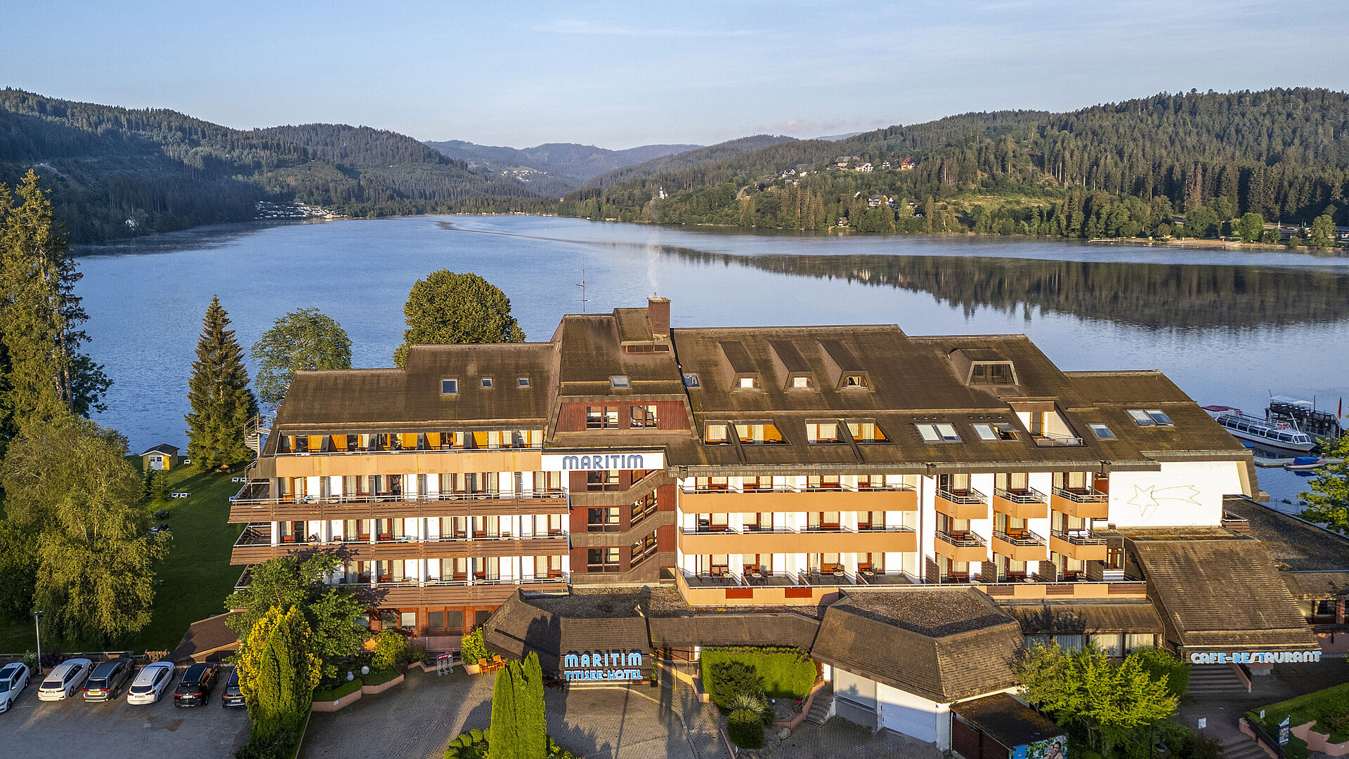 Maritim Hotel Titisee direkt am Ufer des Titisees mit Ausblick auf den Schwarzwald