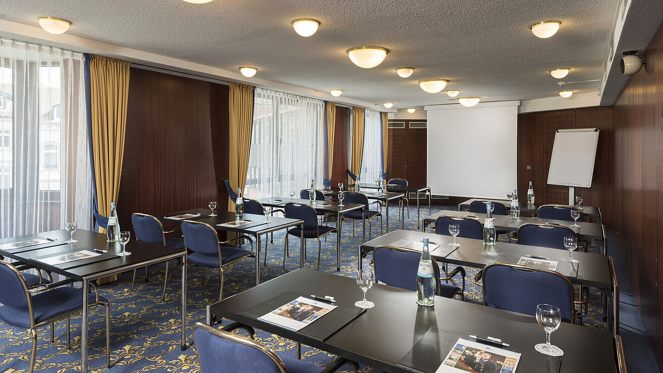 Heller Seminarraum im Maritim Hotel Bad Homburg mit Tageslicht und moderner Ausstattung.