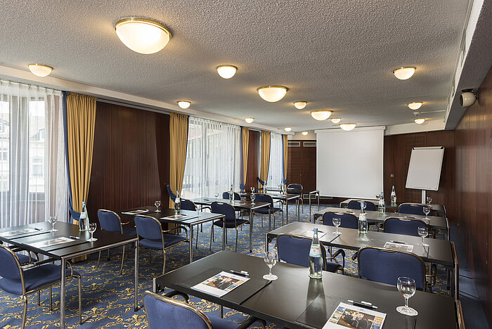 Heller Seminarraum im Maritim Hotel Bad Homburg mit Tageslicht und moderner Ausstattung.