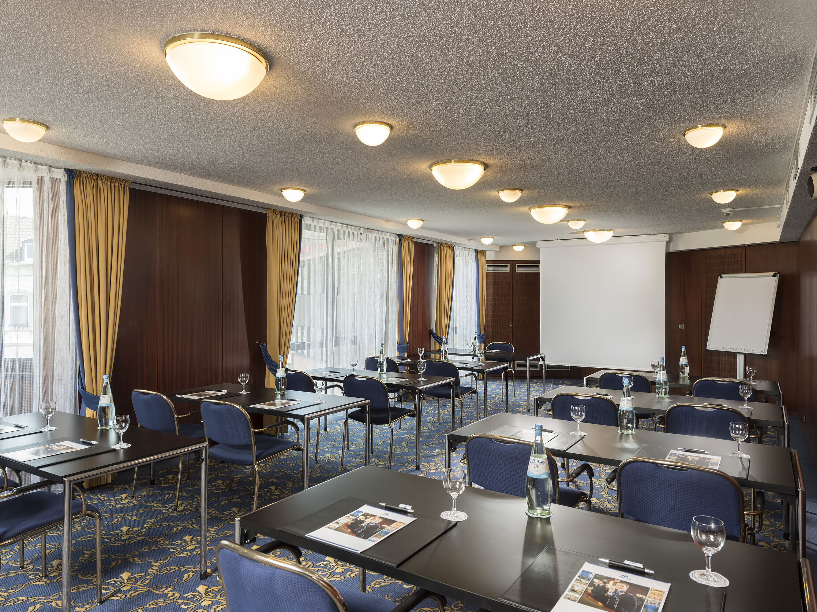 Heller Seminarraum im Maritim Hotel Bad Homburg mit Tageslicht und moderner Ausstattung.