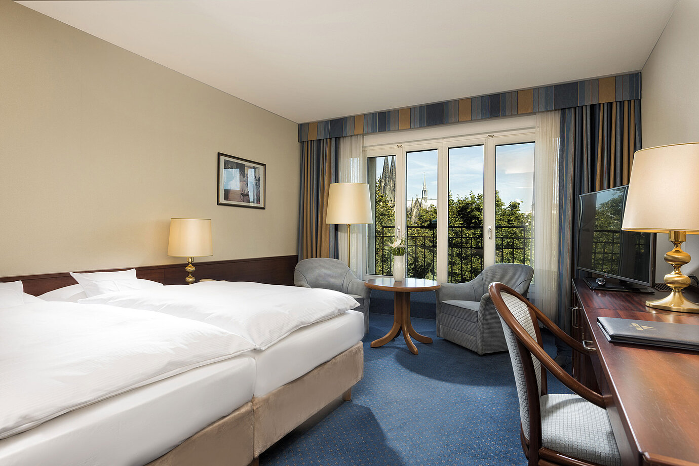 Superior-Doppelzimmer im Maritim Hotel Köln mit gemütlicher Einrichtung und Blick auf den Kölner Dom.