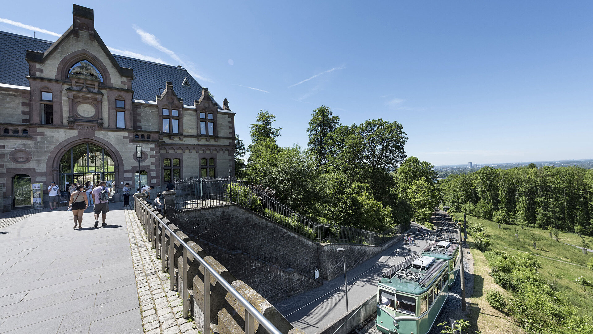 Schloss Drachenburg Die Drachenfelsbahn am historischen Bahnhof mit Besuchern, die sich auf den Aufstieg vorbereiten.