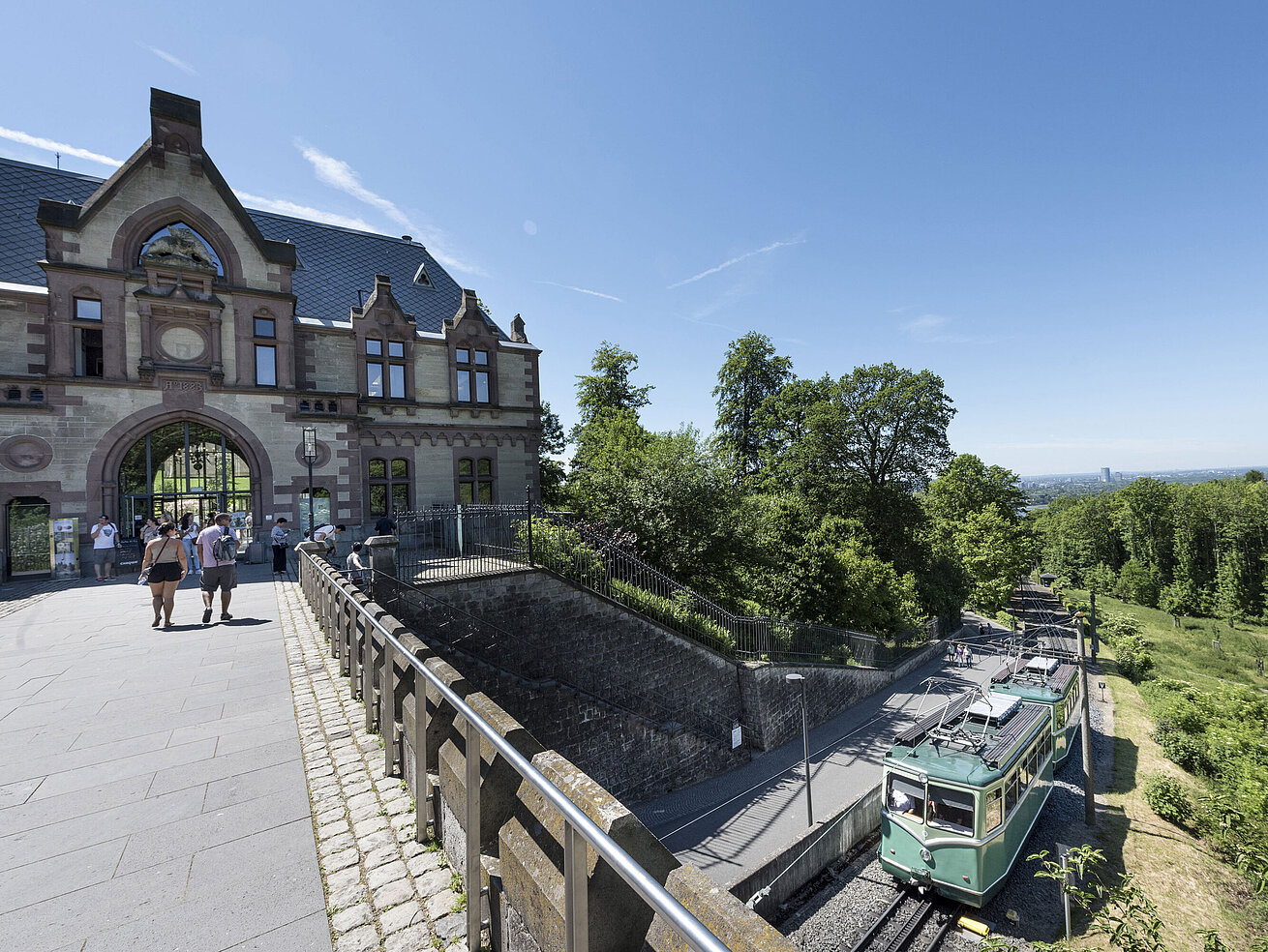 Schloss Drachenburg Die Drachenfelsbahn am historischen Bahnhof mit Besuchern, die sich auf den Aufstieg vorbereiten.