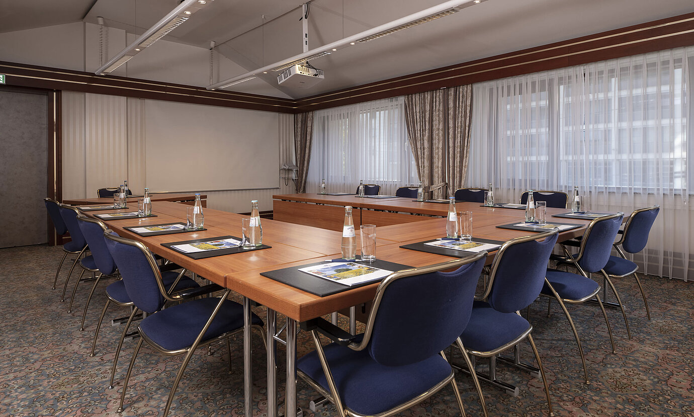 Moderner Tagungsraum im Maritim Hotel Magdeburg mit U-förmiger Bestuhlung, Tageslicht und hochwertiger Ausstattung.