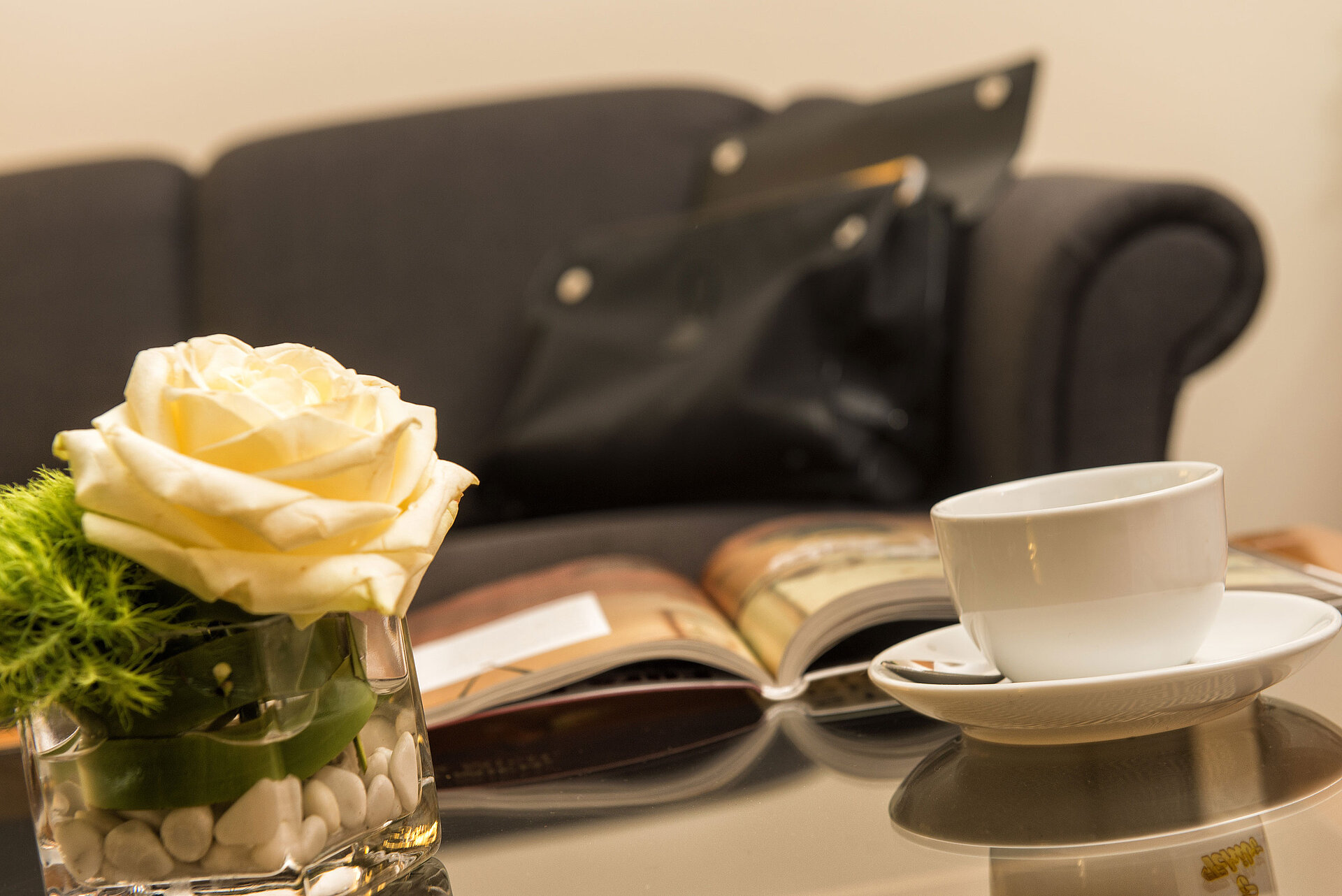 Zimmerdetail Nahaufnahme mit weißer Rose, Tasse und offenem Magazin im Maritim Hotel Stuttgart