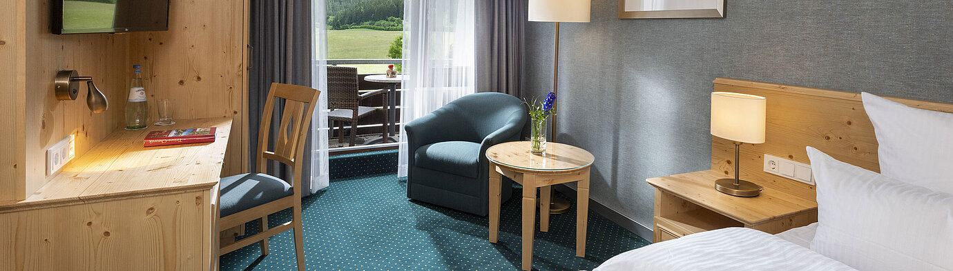 Doppelzimmer mit Balkon im Maritim TitiseeHotel und Ausblick ins Grüne