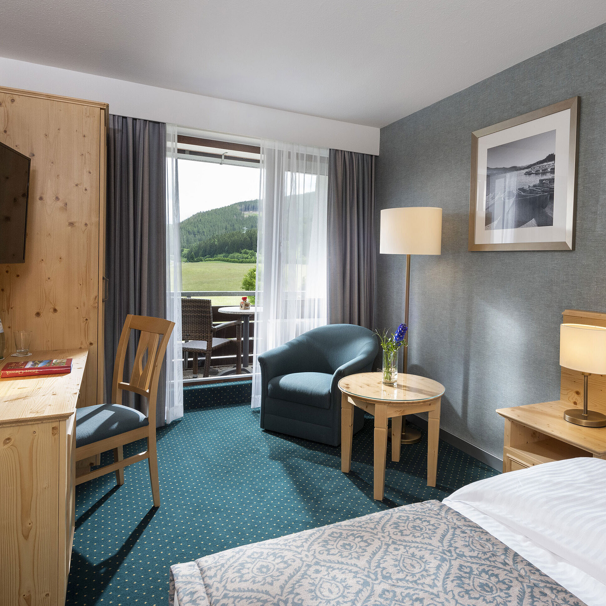 Comfort Zimmer Doppelzimmer mit Balkon im Maritim TitiseeHotel und Ausblick ins Grüne