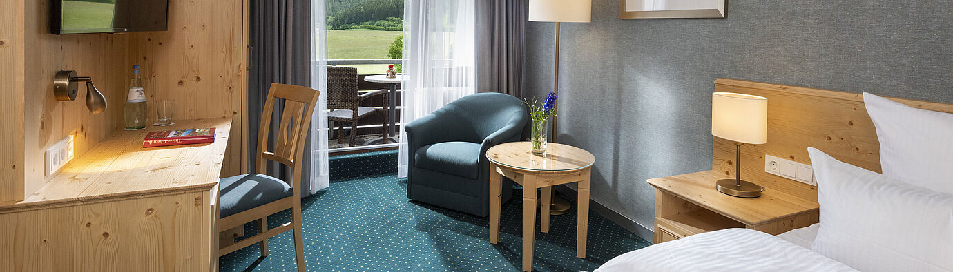 Comfort Zimmer Doppelzimmer mit Balkon im Maritim TitiseeHotel und Ausblick ins Grüne