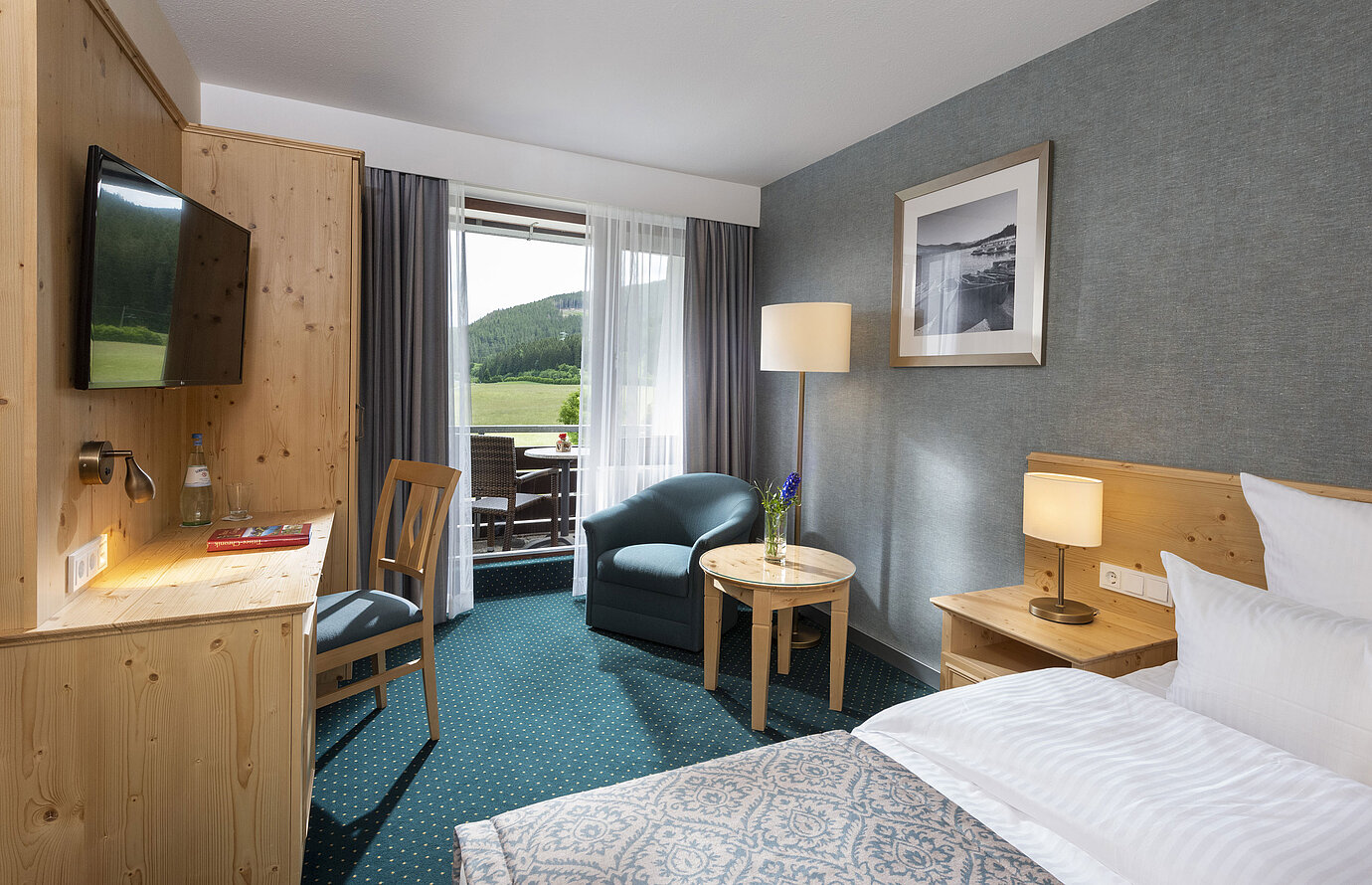 Doppelzimmer mit Balkon im Maritim TitiseeHotel und Ausblick ins Grüne