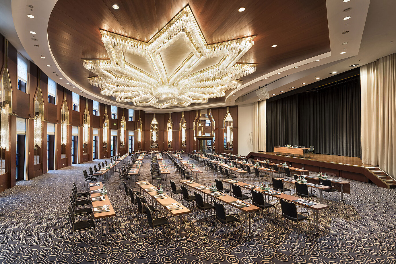 Das Bild zeigt den prächtigen Saal Beethoven im Maritim Hotel Bonn, eingerichtet für Konferenzen oder Veranstaltungen.