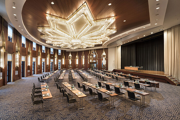 Das Bild zeigt den prächtigen Saal Beethoven im Maritim Hotel Bonn, eingerichtet für Konferenzen oder Veranstaltungen.